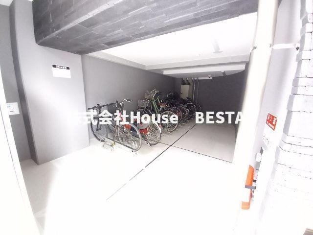 CREST TAPP 神戸湊町 NOIRの駐車場