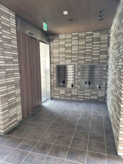 【エントランス】 | マンションから出るときは自動にロックが解除されて自動ドアが開きます。