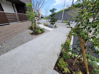 【外観】 | 歩道と駐輪場へのアプローチです