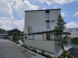 【外観】 | 駐輪場の横に敷地内ごみ置き場もあります。