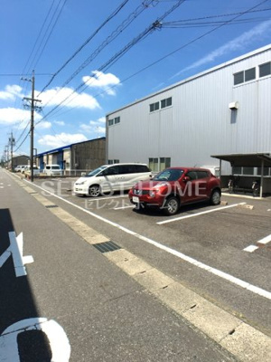 【駐車場】 | グランモアリバーハイツ | 車をお持ちの方に嬉しい駐車場付きの物件です