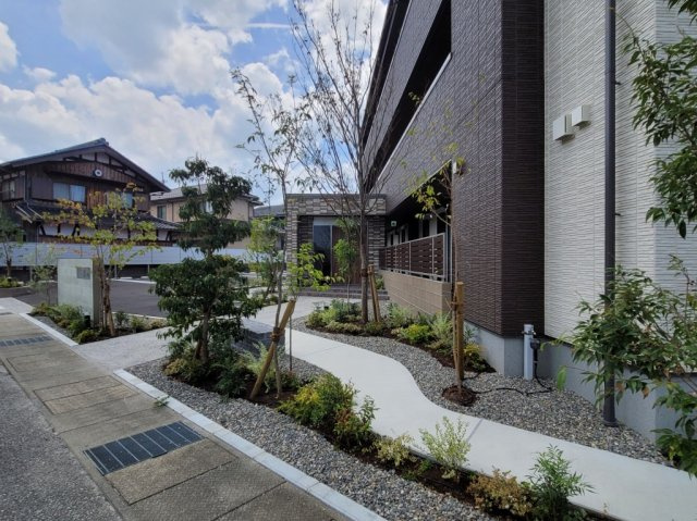 シャーメゾン忠　彦根の外観|植栽も素敵な雰囲気ですね！
