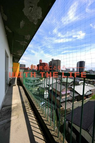 第16上野ビル【キャッシュバック対象物件】のバルコニー|バルコニーからの眺めを楽しみながら食事をしませんか