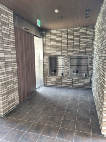 シャーメゾン忠　彦根のエントランス|マンションから出るときは自動にロックが解除されて自動ドアが開きます。