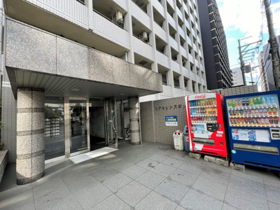 【エントランス】 | エクセレンス新大阪 | エントランスです。出てすぐに自動販売機があります