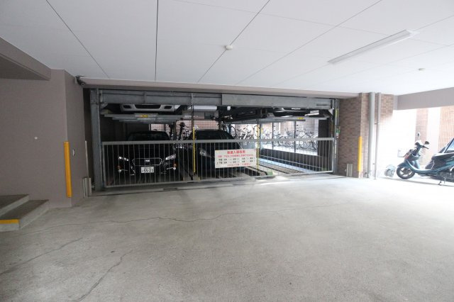 福岡市博多区博多駅南３丁目の賃貸マンションの駐車場