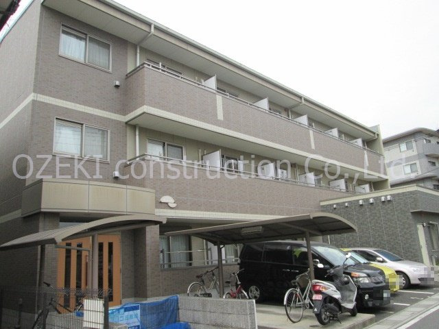 プラシード新越谷の駐車場