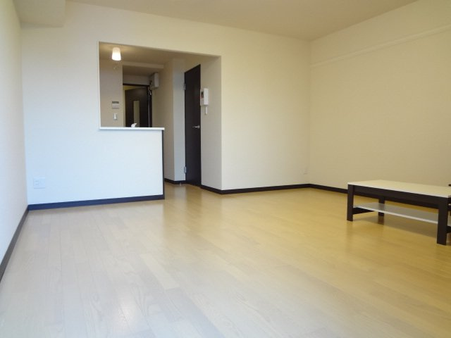 レオネクストＭＡＴＳＵＭＯＴＯのその他共用部分|カウンターキッチンから見渡せる広々とした空間です