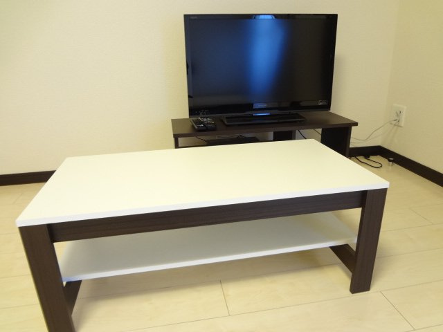 レオネクストＭＡＴＳＵＭＯＴＯの居間・リビング|32型液晶テレビ　テーブル