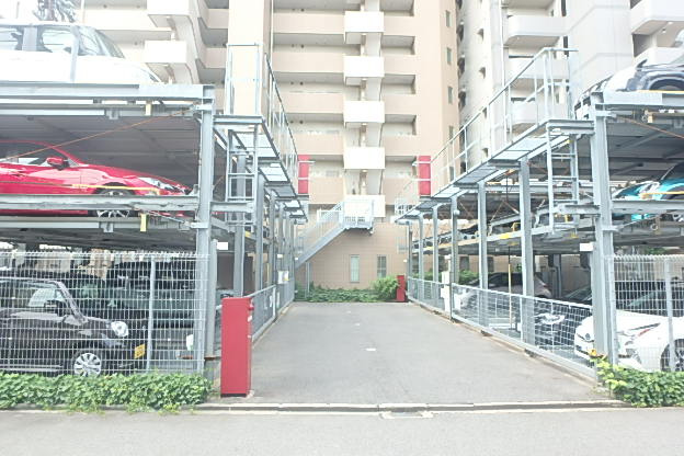 カスタリア志賀本通の駐車場