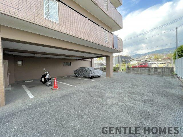 ネオハイツ桧原の駐車場