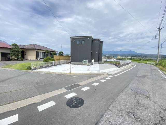 新築　渋川市金井第13　Livele Garden.S　1号棟の前面道路含む現地写真|現地写真　西側接道幅員約4.1ｍ　南側接道幅員約5.4ｍ　東側接道幅員約3.5ｍ