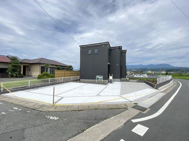 新築　渋川市金井第13　Livele Garden.S　1号棟の駐車場|現地写真　 駐車スペース広々！建物西側に並列で4台置けます♪