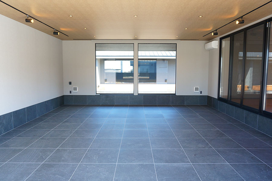 Garesidence 袖ケ浦 ZEN PAVILIONの駐車場|ゆったり2台駐車可能なガレージ
シャッター間口5m、ガレージ内は幅6m、奥行き7mあり