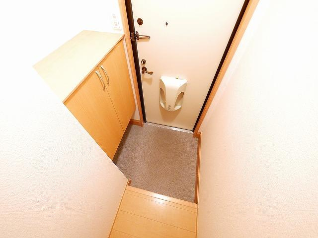 サンメゾンの玄関|人感照明センサー付きの玄関です