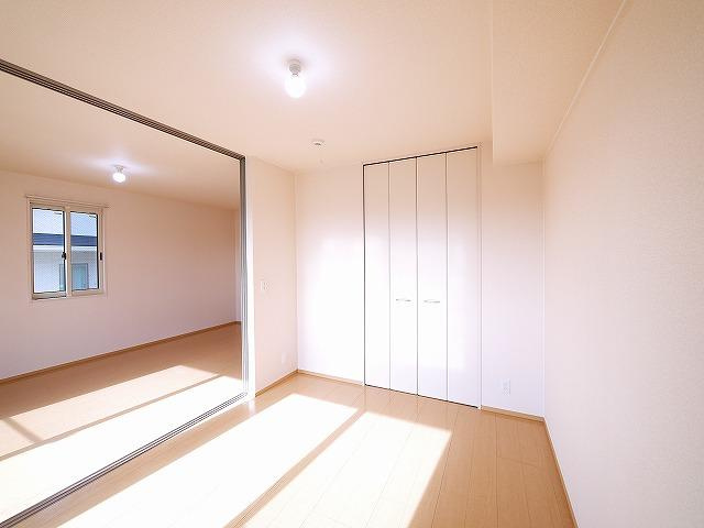 サンメゾンの洋室|パーテーションを開けると開放的な空間になります