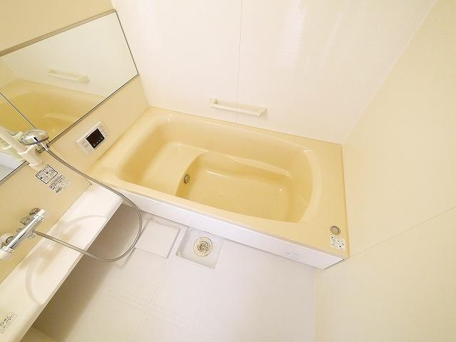サンメゾンの浴室|一坪タイプの浴槽でゆっくり入浴できます