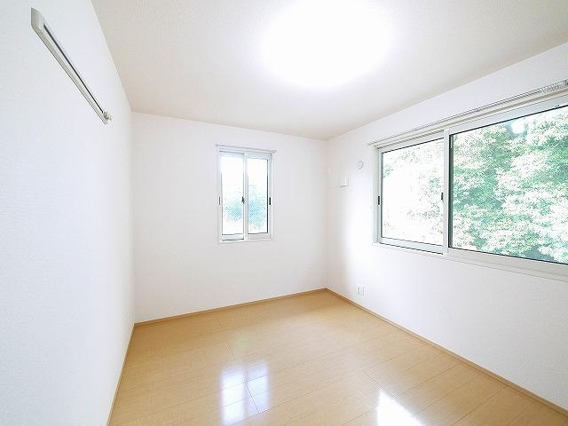 サンメゾンの寝室|小窓がアクセントになったお部屋です