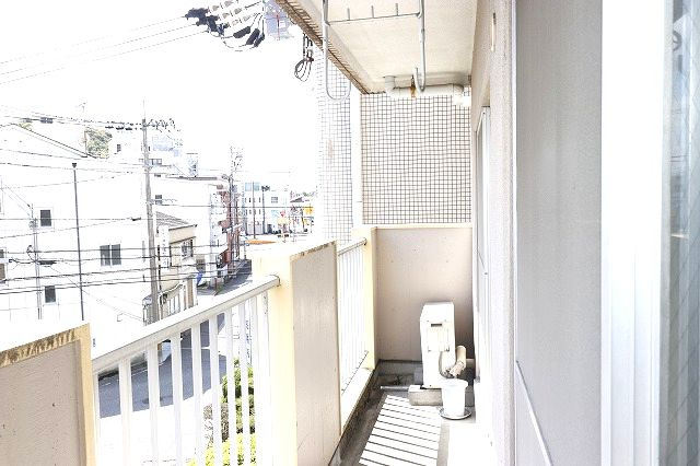 まどかハイツのバルコニー|暖かな日差しのふりそそぐバルコニー