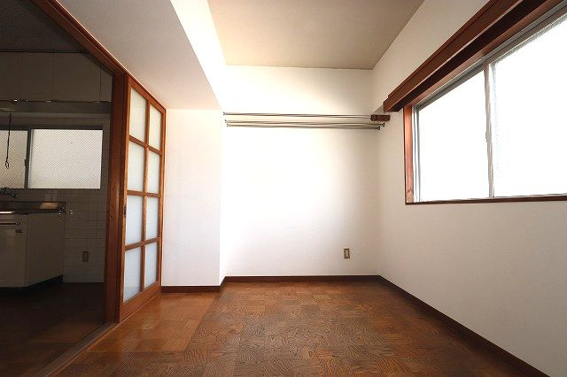 まどかハイツの洋室|落ち着いた色調の洋室です