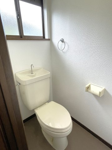 上横地868貸家のトイレ|２階トイレ