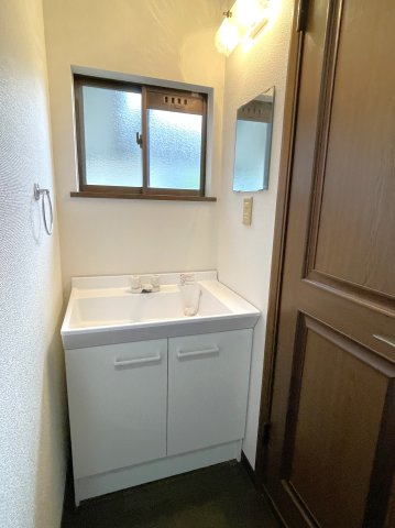 上横地868貸家の洗面所|２階洗面台