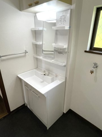 上横地868貸家の洗面所|１階洗面台