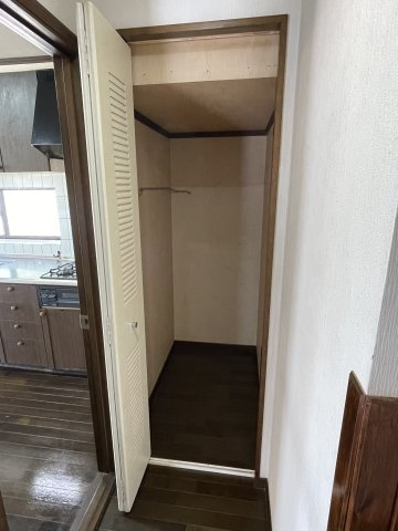 上横地868貸家の収納|キッチン横（パントリーとしても利用できます）