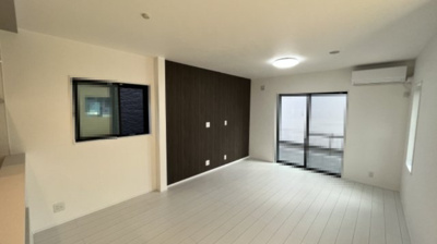 【居間・リビング】 | 大津市下阪本2丁目20　中古戸建 | LDKには大きな窓からたくさんの光が入り、明るく、開放的な空間を演出してくれます。お友達が遊びに来た時も自慢のリビングになりますね！