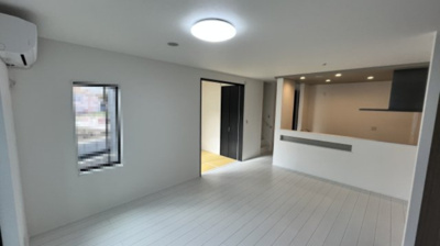 【居間・リビング】 | 大津市下阪本2丁目20　中古戸建 | シンプルなデザインで、家具も合わせやすく、色んな模様替えも楽しめます♪
