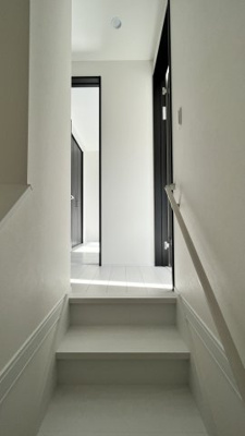 【その他共用部分】 | 大津市下阪本2丁目20　中古戸建 | 2階への移動の階段には安心の手すり付きです♪
