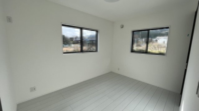 【洋室】 | 大津市下阪本2丁目20　中古戸建 | 2階　洋室6.0帖
フロアコートをすれば、長期間に渡り、傷がつきにくく、ワックスも不要！お手入れラクラク簡単フローリングは如何でしょうか？