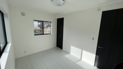 【洋室】 | 大津市下阪本2丁目20　中古戸建 | 2階　洋室6.0帖
フロアコートをすれば、長期間に渡り、傷がつきにくく、ワックスも不要！お手入れラクラク簡単フローリングは如何でしょうか？