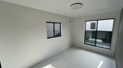 【洋室】 | 大津市下阪本2丁目20　中古戸建 | 2階　洋室7.88帖
フロアコートをすれば、長期間に渡り、傷がつきにくく、ワックスも不要！お手入れラクラク簡単フローリングは如何でしょうか？