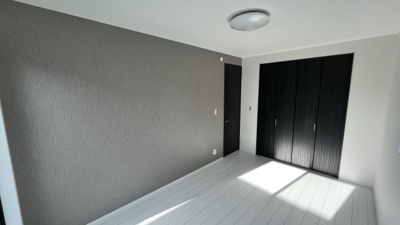 【洋室】 | 大津市下阪本2丁目20　中古戸建 | 2階　洋室7.88帖
フロアコートをすれば、長期間に渡り、傷がつきにくく、ワックスも不要！お手入れラクラク簡単フローリングは如何でしょうか？