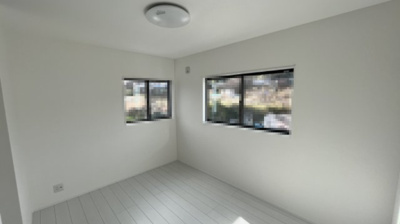 【洋室】 | 大津市下阪本2丁目20　中古戸建 | 2階　洋室6.5帖
フロアコートをすれば、長期間に渡り、傷がつきにくく、ワックスも不要！お手入れラクラク簡単フローリングは如何でしょうか？