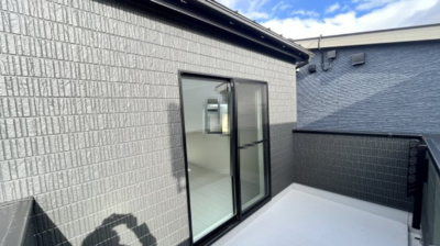 【バルコニー】 | 大津市下阪本2丁目20　中古戸建 | 日当たりや風通しがよく、洗濯物もよく乾きます。
