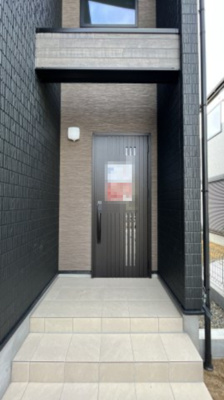 【玄関】 | 大津市下阪本2丁目20　中古戸建 | 来客時に映像で訪問者が分かる、防犯性の優れたカメラモニターホン、配達社会の現在にとっても役立っていますね。
