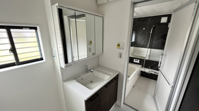 【独立洗面台】 | 大津市下阪本2丁目20　中古戸建 | ２枚扉の本体収納。
