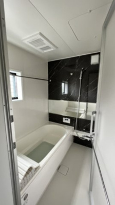 【浴室】 | 大津市下阪本2丁目20　中古戸建 | ゆったり広々とした一坪浴槽で、一人でゆったり疲れを癒したり、お子様と一緒に入って家族団らんの一コマを演出します♪
