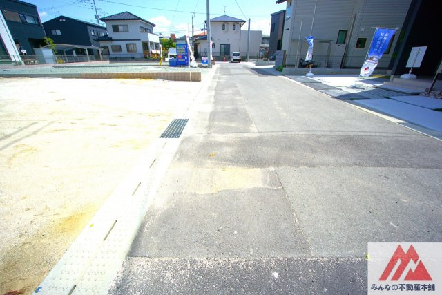 西町売土地の前面道路含む現地写真