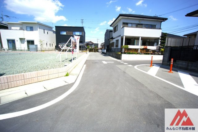 西町売土地の前面道路含む現地写真