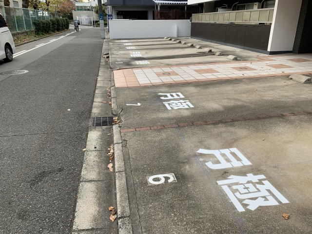 アミルV番館の駐車場