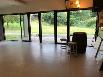 【庭】 | 魚津市大海寺野村中古戸建て | 大型ガレージに隣接するウッドデッキ付きの素敵なオフィススペースはリモートワークやワーケーションに最適です♪