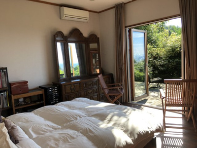 【寝室】 | 魚津市大海寺野村中古戸建て | 寝室も非日常感が溢れています♪