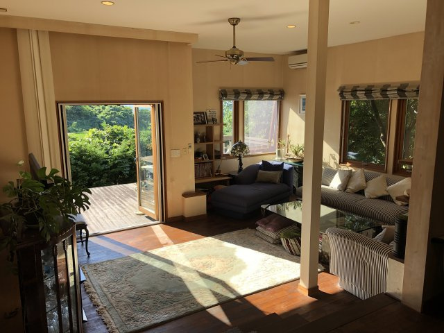 【居間・リビング】 | 魚津市大海寺野村中古戸建て | 差し込む光が素敵な空間を演出します♪