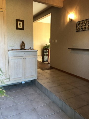 【玄関】 | 魚津市大海寺野村中古戸建て | 玄関も広々として開放感があります♪