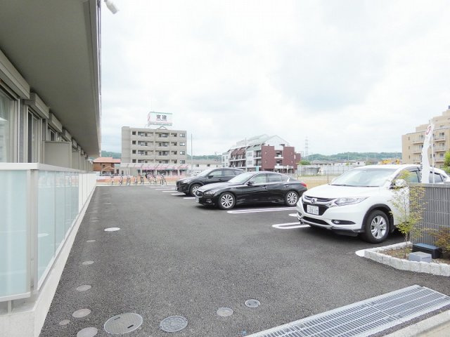 グレーヌメゾンの駐車場