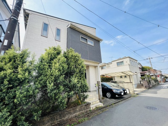 幸手市緑台　中古住宅の前面道路含む現地写真