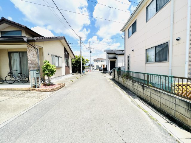 太田市由良町　中古住宅の前面道路含む現地写真